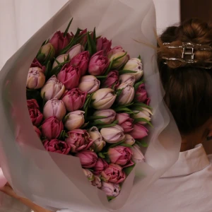 Букет розовых пионовидных тюльпанов в упаковке 