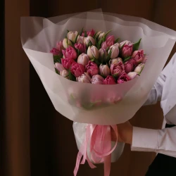 Букет розовых пионовидных тюльпанов в упаковке 