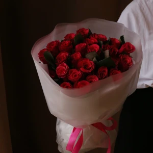 Букет из 25 кенийских роз в упаковке