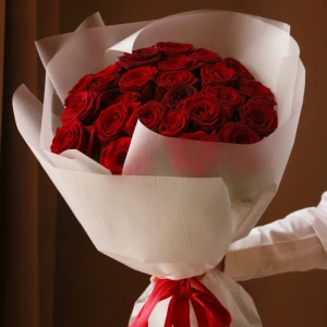Букет из 25 роз Ред Наоми в упаковке
