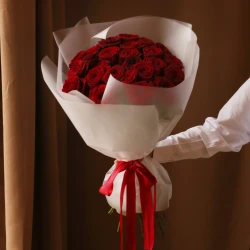 Букет из 25 роз Ред Наоми в упаковке 