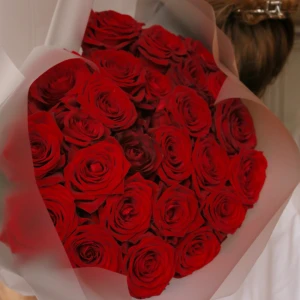 Букет из 25 роз Ред Наоми в упаковке