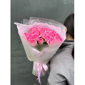 Букет из 25 кенийских роз в упаковке