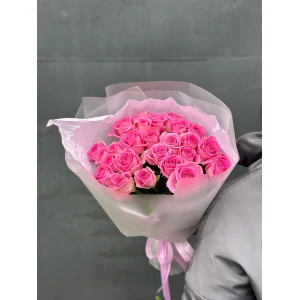 Букет из 25 кенийских роз в упаковке