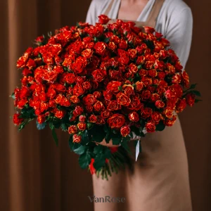 Букет из 31 кустовой розы (Россия)