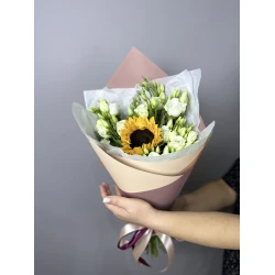 Букет из эустомы и подсолнуха