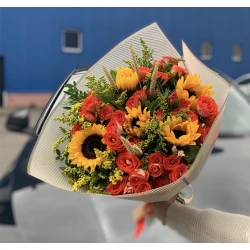 Букет из кустовой розы, подсолнухов, солидаго и пшеницы 