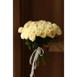 Букет 51 белая роза Аваланш под ленту