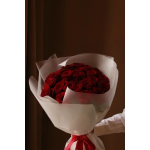 Букет из 25 роз Ред Наоми в упаковке