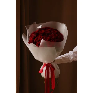 Букет из 25 роз Ред Наоми в упаковке