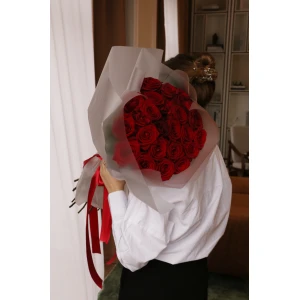 Букет из 25 роз Ред Наоми в упаковке