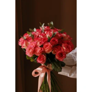 Букет из 51 розы Джамиля с зеленью 