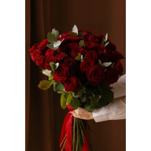 Букет 51 роза Рэд Наоми с зеленью 