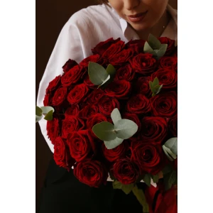 Букет 51 роза Рэд Наоми с зеленью 