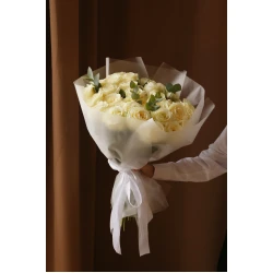 Букет из  31 роза Аваланш с зеленью в упаковке