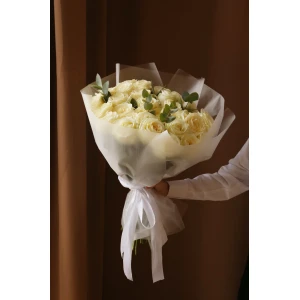 Букет из  31 роза Аваланш с зеленью в упаковке