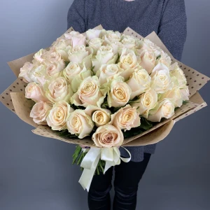 Букет из 51 розы в упаковке крафт