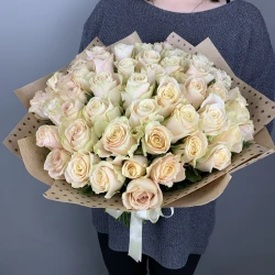 Букет из 51 розы в упаковке крафт