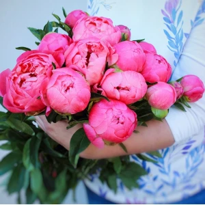 15 коралловых пионов