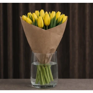 15 желтых тюльпанов в упаковке крафт