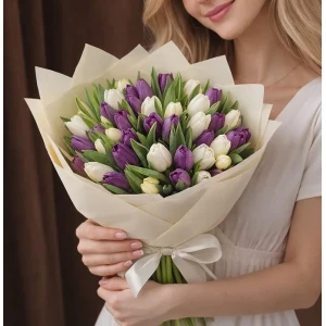51 тюльпан микс бело-фиолетовый в упаковке